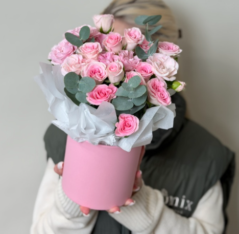 Шляпка с кустовыми розами